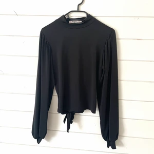 Tröja NaKd - Superfin tröja från NA-KD storlek S, öppen rygg med knytning längst ned! Oanvänd