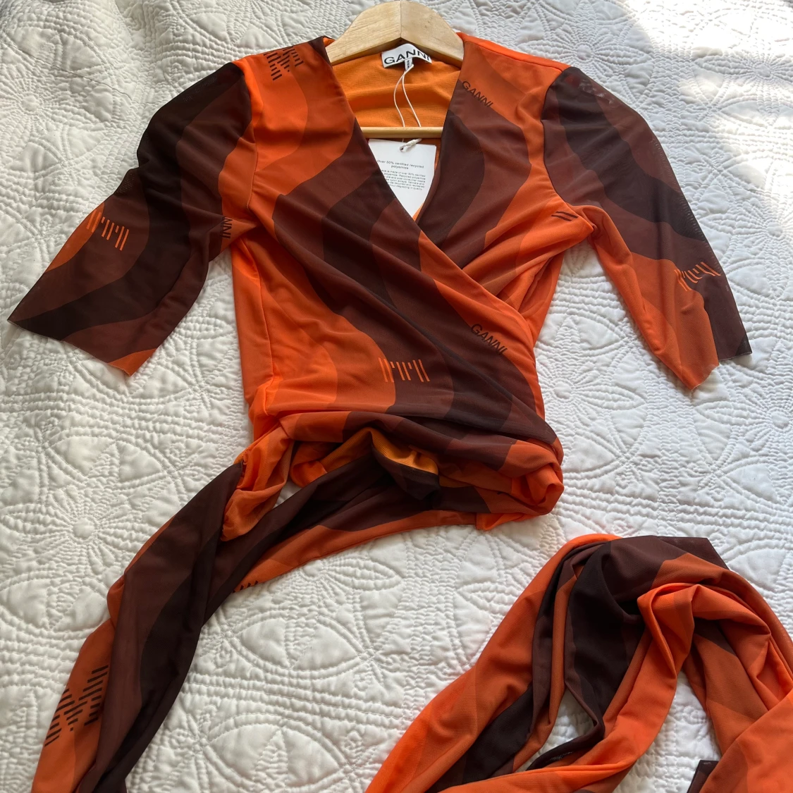Oanvänd wrap top från GANNI 🧡