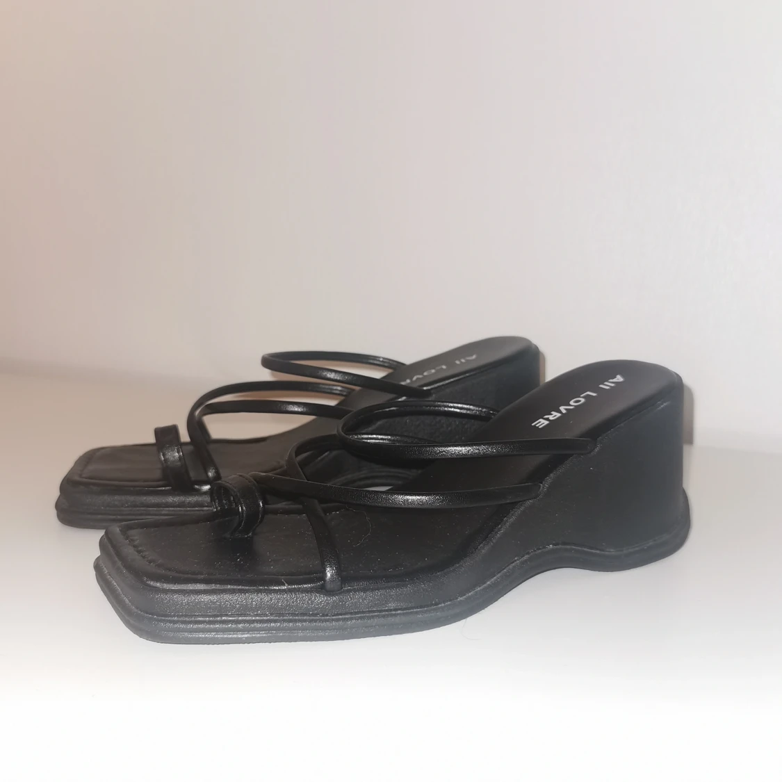 Svarta sandaler med liten klack  - 91