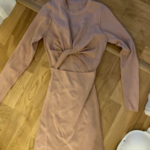 Klänning från zara - Superfin ”cutout” klänning från zara som köptes för 5 år sen ungefär och finns ej kvar. Har endast testat men känt mig obekväm i klänninh så den har ej kommit till användning. Superfin! (Obs den är ut och in på bilden men skickar bilder vid intresse!