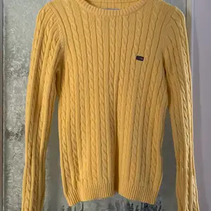 En gul stickad tröja från Lexington. Använd och tvättad fåtal gånger. Den är stlk XS men tycker den upplevs som en vanlig S.