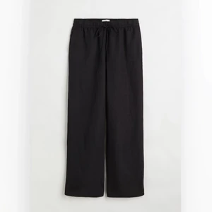 Slutsålda svarta linnebyxor  - Slutsålda linnebyxor från H&M i strl M. Byxorna är i 58% viskos & 42% linen ❤️ Använda 2 gånger, inköpt för en månad sedan. Luftigt och skönt material med vida ben 💕 Frakten ingår, kontakta mig om fler bilder önskas 💕🤍