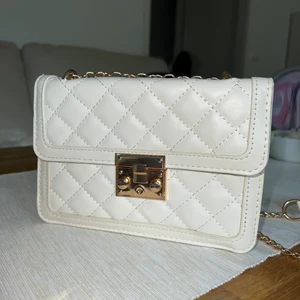 Väskor - Säljer denna fina vita/beiga väskan för att det inte riktigt var det jag sökte, har även aldrig använt den✨