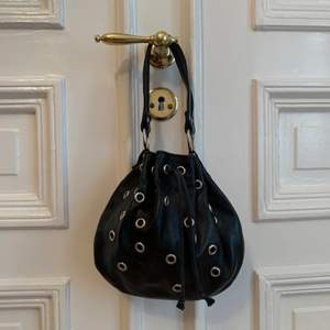 Vera Pelle svart söt  liten handväska med öljetter i silver. Den är i fint skick och perfekt till kvällen. 