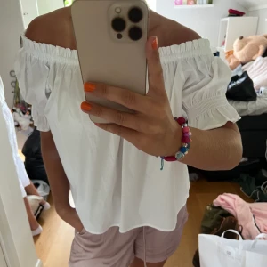 Mango tröja - Somrig tröja från Mango! Helt ny! Man kan ha den off shoulder eller vanligt! Passar till allt! Passar allt från xs-xl 