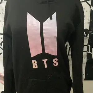 En till bts hoodie där det står Jimin där bak