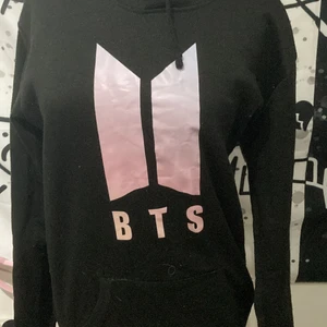 Hoodie - En till bts hoodie där det står Jimin där bak