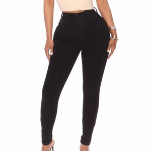 Fashion Nova Jeans - Fina Classic High Waist Skinny Jeans i färgen Black. Storlek 5 alltså 36-38 vilket motsvarar S. Kontakta vid fler bilder och intresse.