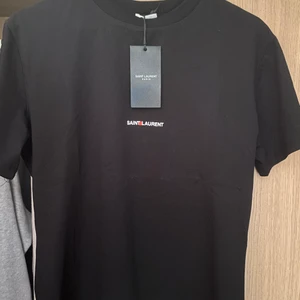 Saint Laurent t-shirt - Svart sain laurent t-shirt, väldigt snygg och elegant, fick den av min moster i födelsedagspresent men tyckte att den var lite för tajt då man helst ska gå ner i en storlek. Storleken är M men passar folk med S.