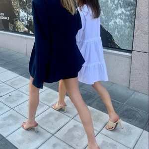 Supersöt vit klänning - Klänning med krage från zara. Använd fåtal gånger så i mycket bra skick!