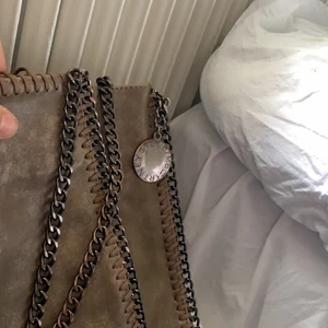 Stella väska - Säljer denna Stella McCartney liknande väskan som tyvärr inte används längre! Passar till allt!