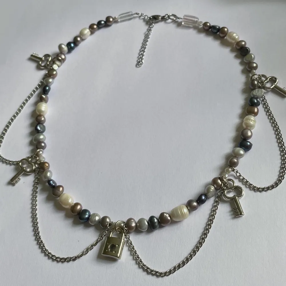 Handgjort halsband av sötvattenspärlor i olika former och färger<3 längden är justerbar 42-47cm, gratis frakt inom sverige!!📦 kolla in @flyingladybugz på instagram för mer smycken!❤️🐞. Accessoarer.