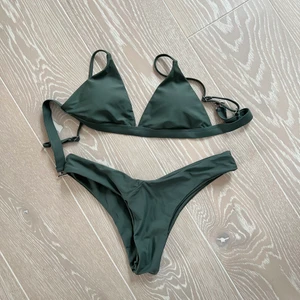 Bikini - Lågmidjad bikini som är använd en gång men självklart nytvättad! Är i storlek M men är mer som en XS/S. Frakt tillkommer 💚