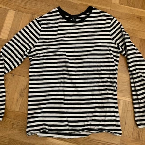 Striped Långärmad (Finns 2 st)  - Två jättefina tröjor i bra skick. (99 kr per tröja)