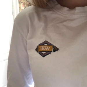 Vit långärmad  - En vit långärmad ifrån vans i strl xs har tryck på ryggen och ett litet där fram❤️ säljer för att den inte är min stil ❤️