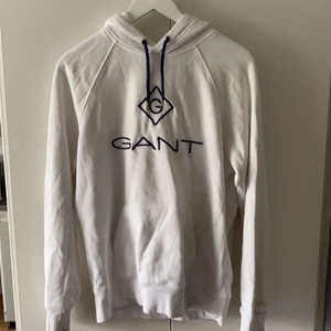 Gant kofta - Plagget är i väldigt fint skick. Har kanske använt den 2 ggr men den kan behövas tvättas lite då den har suttit hemma länge, den här är för killar men kan kanske funka för tjejer oxå Stl: M, står ingen storlek på den men kan vara L elr passa de som har S