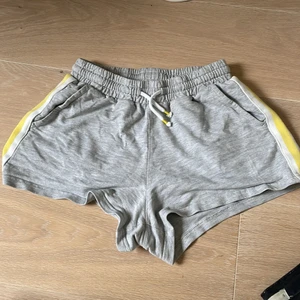 Mjukisshorts  - Ett par gråa mjukis shorts från Lindex, ej använda på 1000 år. Dom är i strl 158/164 men skulle säga att dom passar xs/s Skriv för fler bilder eller funderingar!💕