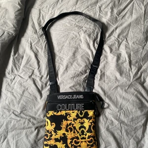 Versace väska - Versace väska, köpt förra sommaren men knappt använd. Som ny