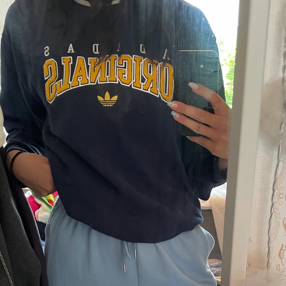 Snygg blå Adidas tröja med gul text🌻 säljer då den aldrig används, jättebra skick🌻 499 inklusive frakt🌻. Tröjor & Koftor.