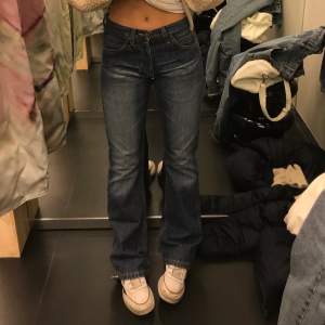 Skitsnygga jeans från lee. Sitter perfekt på mig som är 166🥰