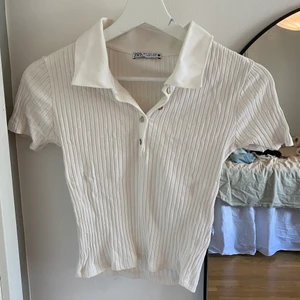 Pikétröja från Zara - Säljer denna Pikétröja från Zara i storlek S! Knappt använd och mycket fint skick, inget att anmärka på💫Säljer för 100kr + frakt