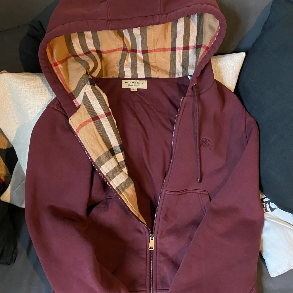 Säljer min burberry hoodie då den tyvärr är för stor! Det är storlek S och den är i väldigt fint skick, inga som helst tecken på användning! Nypris ca 6000. Tröjor & Koftor.