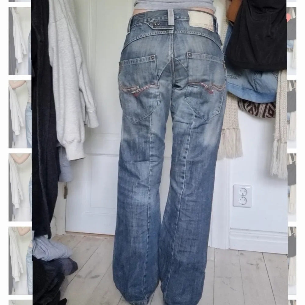 Säljer dessa skitcoola jeans. De är i bra skick och kvalite. Jag är 171 cm, innerbenslängden är 78 cm, midjemåttet är 84 cm💕. Jeans & Byxor.