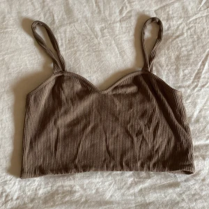 Topp - Säljer brun topp i lite tjockare matrial 🤍