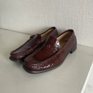 Gardenia loafers - Gardenia Loafers Made In Italy i en brun-röd färg. Gott skick. Storlek 36,5 men jag anser att dem är en stor 37/38 eftersom jag kan få på mig dem som vanligtvis har 39/40. (Såklart trånga för mig) 
