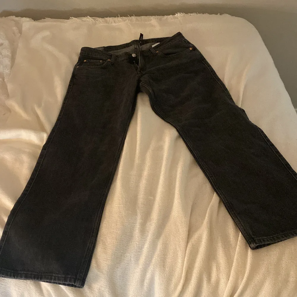 Arrow low straight jeans, från Weekday! Helt oanvända och prislapp och allt finns kvar!. Jeans & Byxor.