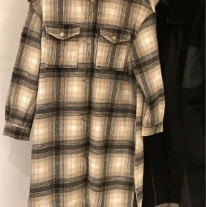 Oanvänd kappa ONLY i stl XS - Oanvänd längre kappa i stl XS 