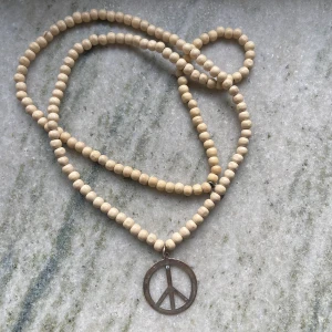 Halsband  - Så snyggt halsband men jag har för många! Ca 105 cm + hänget som är 4 cm. Möts upp i Stockholm eller skickar mot fraktkostnad 💕