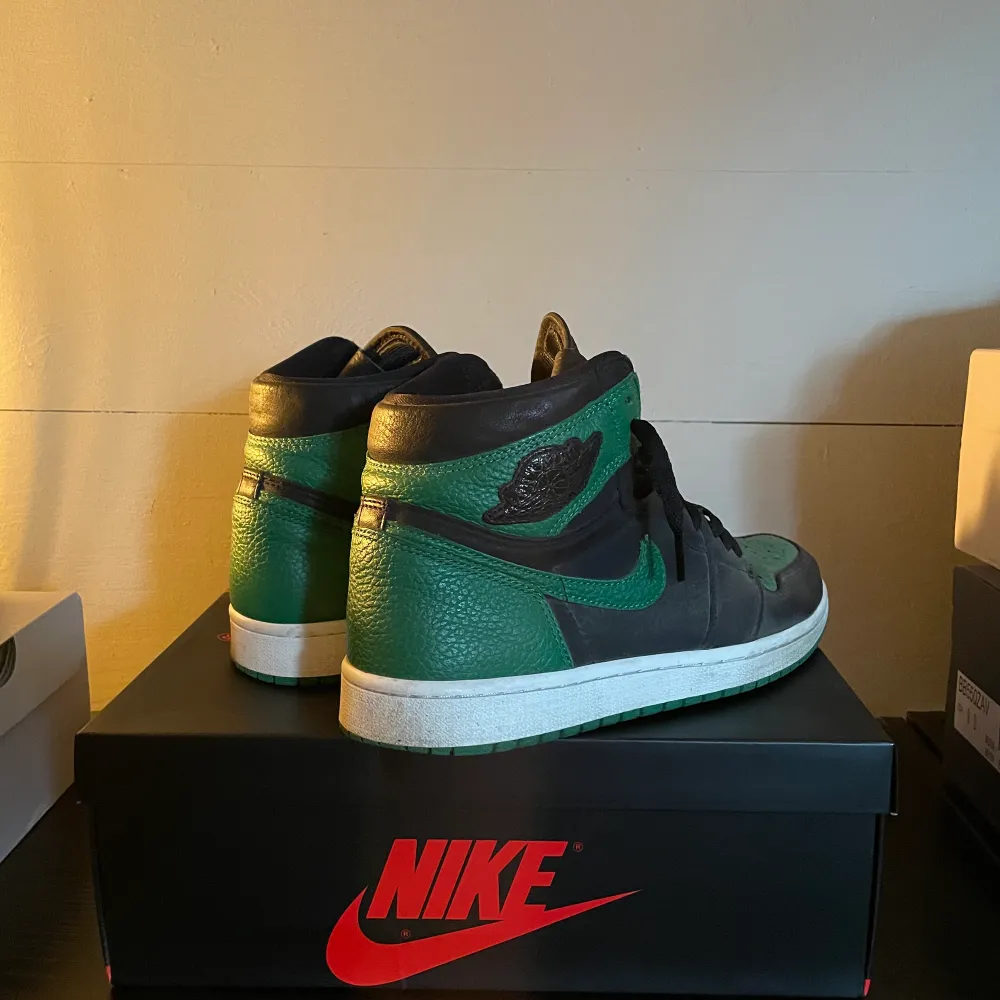 Air Jordan 1 i färgen Pine Green, storlek 42. Fint skick men använt. Kvitto finns. Skor.