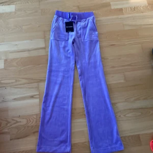 Juicy Couture  - Säljer dess lilla Juicy Couture pågrund av att jag köpare fel storlek. Prislappen är kvar och dem är helt nya. Kan posta idag. Betalar endast med swish💕