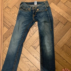  Lågmidjat Snygg Jens  - Hej Seljer denna jette snygg Jens vet inte vart hej Seljer dåm här låg midjade Jens .Vet inte vad det är ifrån . men köpte dom från sellpy passar tyvärr inte mig har aldrig använt det är värda runt 700kr men Seljer för 400kr kommer starta en budgivning ❤️❤️