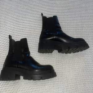 Boots skor till salu med läder material. Använda fåtal gånger och rätt så bekväma 