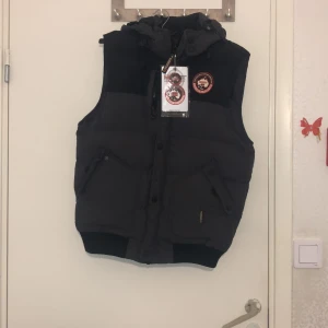 Norway  väst storlek L - Västen  är L för män  den är oanvänd köpt för 5-6 månader sedan  den är Förstorare för mig så väljer att sälja den men vet inte om den är fake ele riktig  