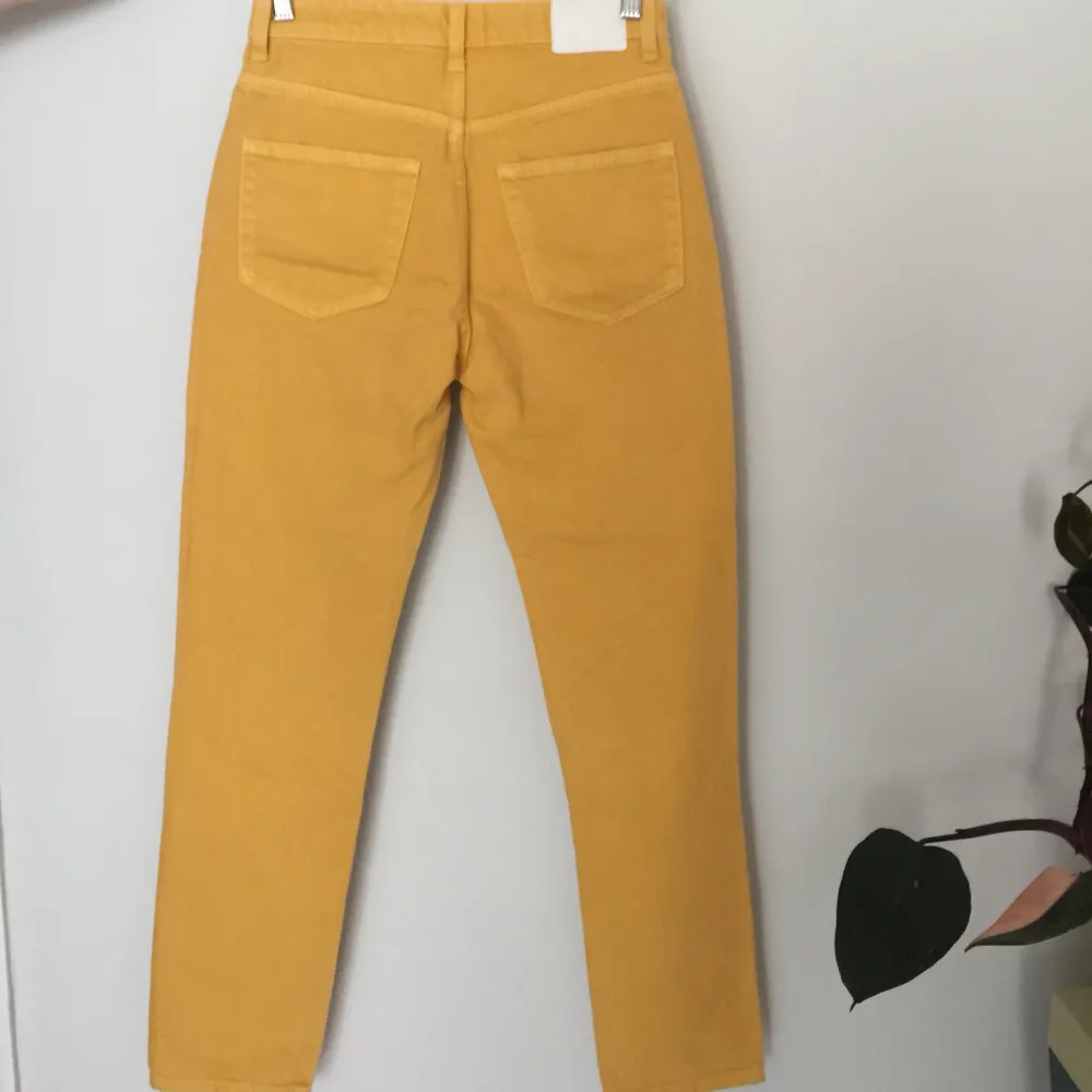 Gula High Waisted jeans med relaxed fit/straight legged från Weekday. Storlek 25. Köparen står för fraktkostnaden.. Jeans & Byxor.