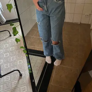 Säljer dessa snygga baggy jeans från H&M, säljer dem för att jag har ändrat min stil och dem börjar bli lite korta. Storleken passar mindre typ 158, priset går att sänkas.