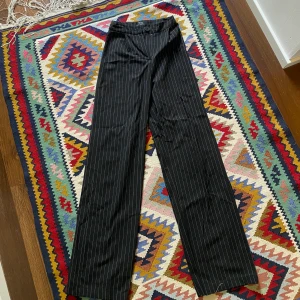 Randiga Kostymbyxor  - Så fina kostymbyxor från Bershka!! Säljer pga flytt, så pris går att diskutera. ❤️ är 165 och de är långa i benen på mig. 