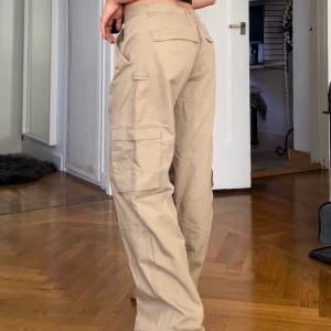 Cargopants - Skitsnygga byxor som tyvärr inte är min stil, verkligen perfekta! Sitter lågmidjat på mig som vanligtvis har S i byxor