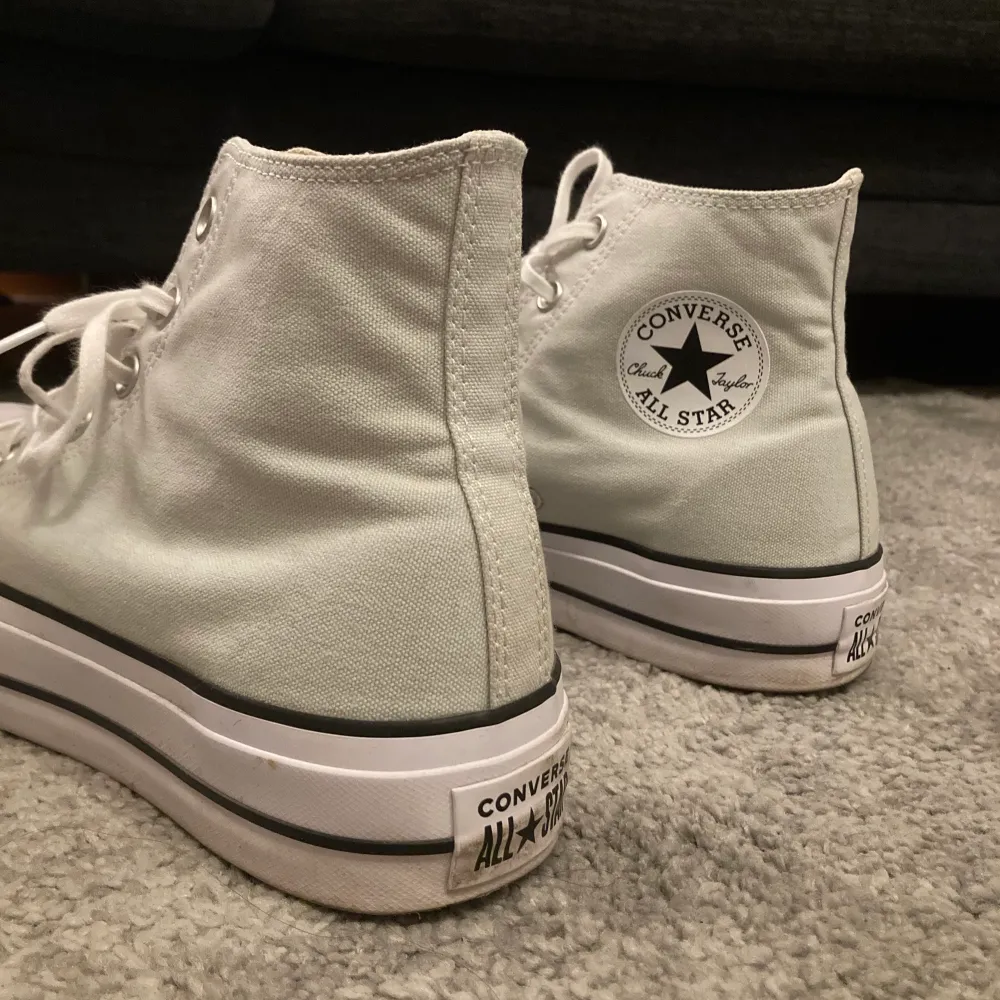 Converse hög sula ljusgröna använda fåtal gånger skriv bara om du e intresserad av att köpa.. Skor.