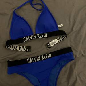Blå Calvin Klein bikini💙Aldrig använd och prislappen sitter kvar. Pris kan diskuteras! Köparen står för frakten