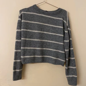 Stickad tröja - Stickad tröja från H&m storlek S.