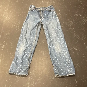 Jens  - Mid migade, wide leg Jens med hjärt prints De är använda och man kan se det men andå i bra skick. Köparen står för frakt.