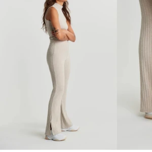 Ribbade utsvängda byxor - Nästintill oanvända byxor. Super sköna och snygga. Passar både till vardags som till fest. De är ribbade och utsvängda med slits längst ner.  Skick- 10/10 Köparen står för frakten❤️   Kom privat för mer frågor eller bilder 💗