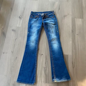 True religion jeans - Jätte låga true religion jeans i storleken 25 Midjemått 70 cm Innebenslängd: 83 cm Jag är 162 och byxorna är 6-10 cm långa för mig