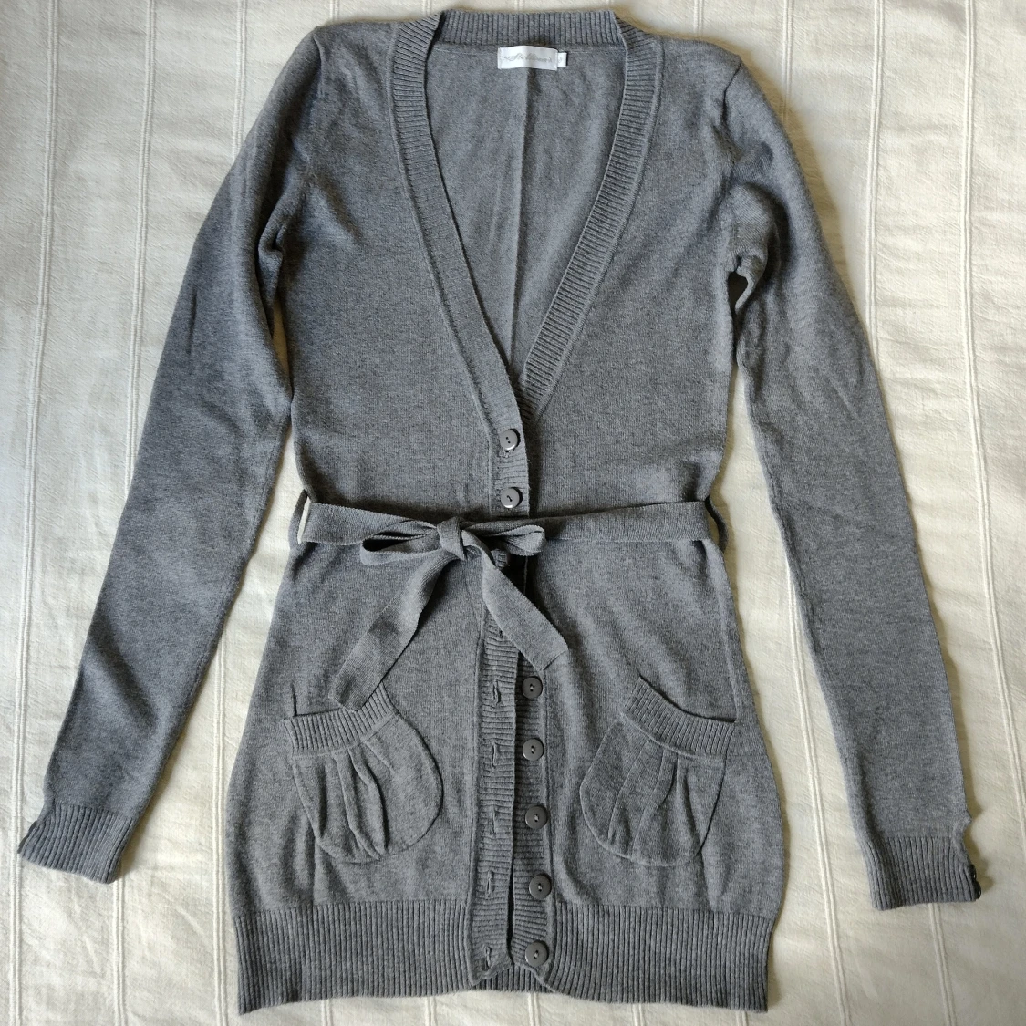 Gråmelerad längre knäpptröja/kofta med knytband, storlek 8
