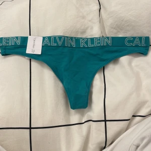Calvin Klein trosor - Säljer dessa helt nya Calvin Klein string trosorna då pappa råkade köpa fel storlek.💕 Köparen står för frakten!