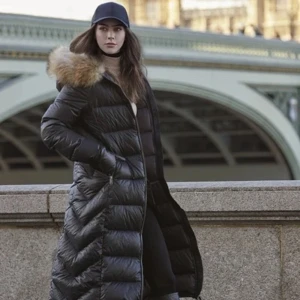 Hollies vinterjacka - Säljer min knappt använda holliesjacka. Bestämt mig för att köpa en annan modell vilket är varför jag har bestämt mig för att sälja denna. 